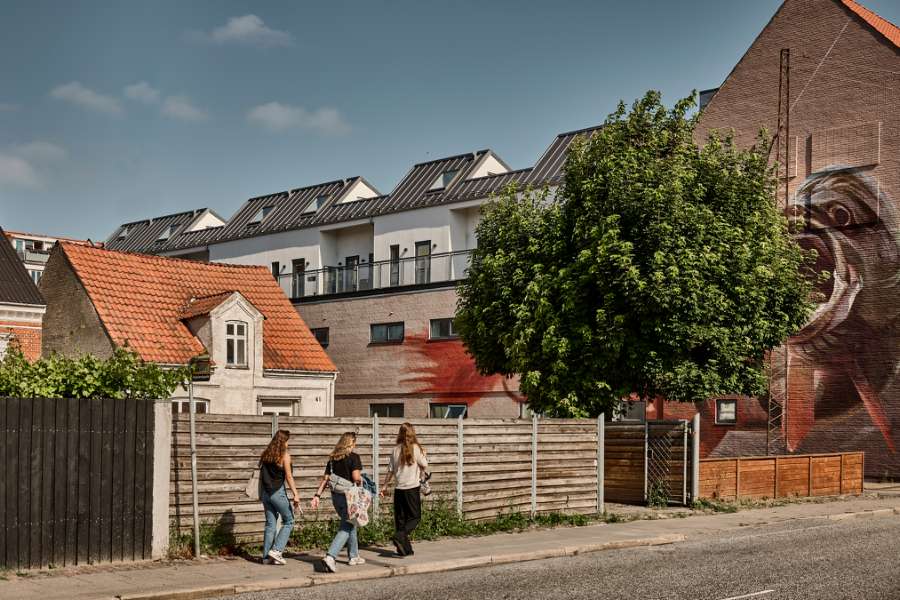 Boligblok i Aalborg med facadebeklædning og tagbeklædning i stål